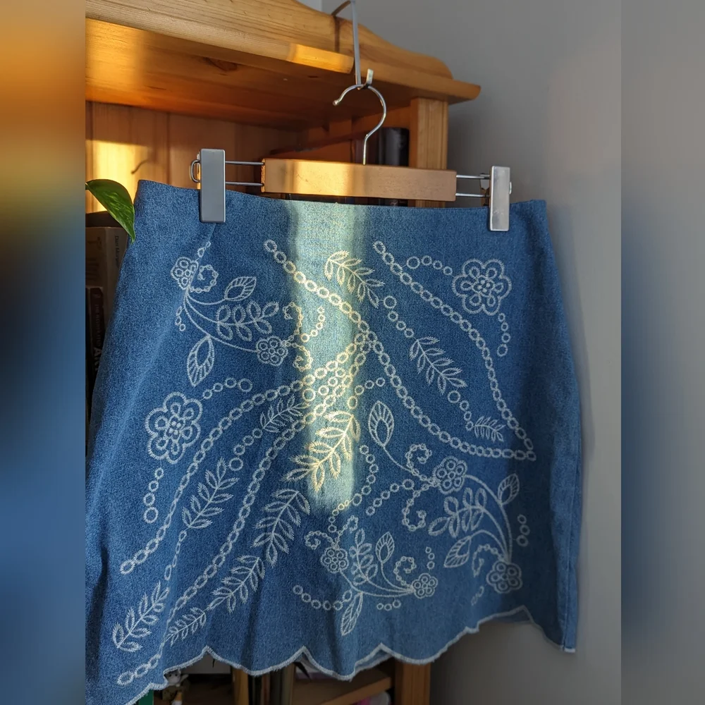 Anthropologie Blu Pepper Embroidered Blue Jean Skirt Scalloped Hem Size M - Picture 3 of 11